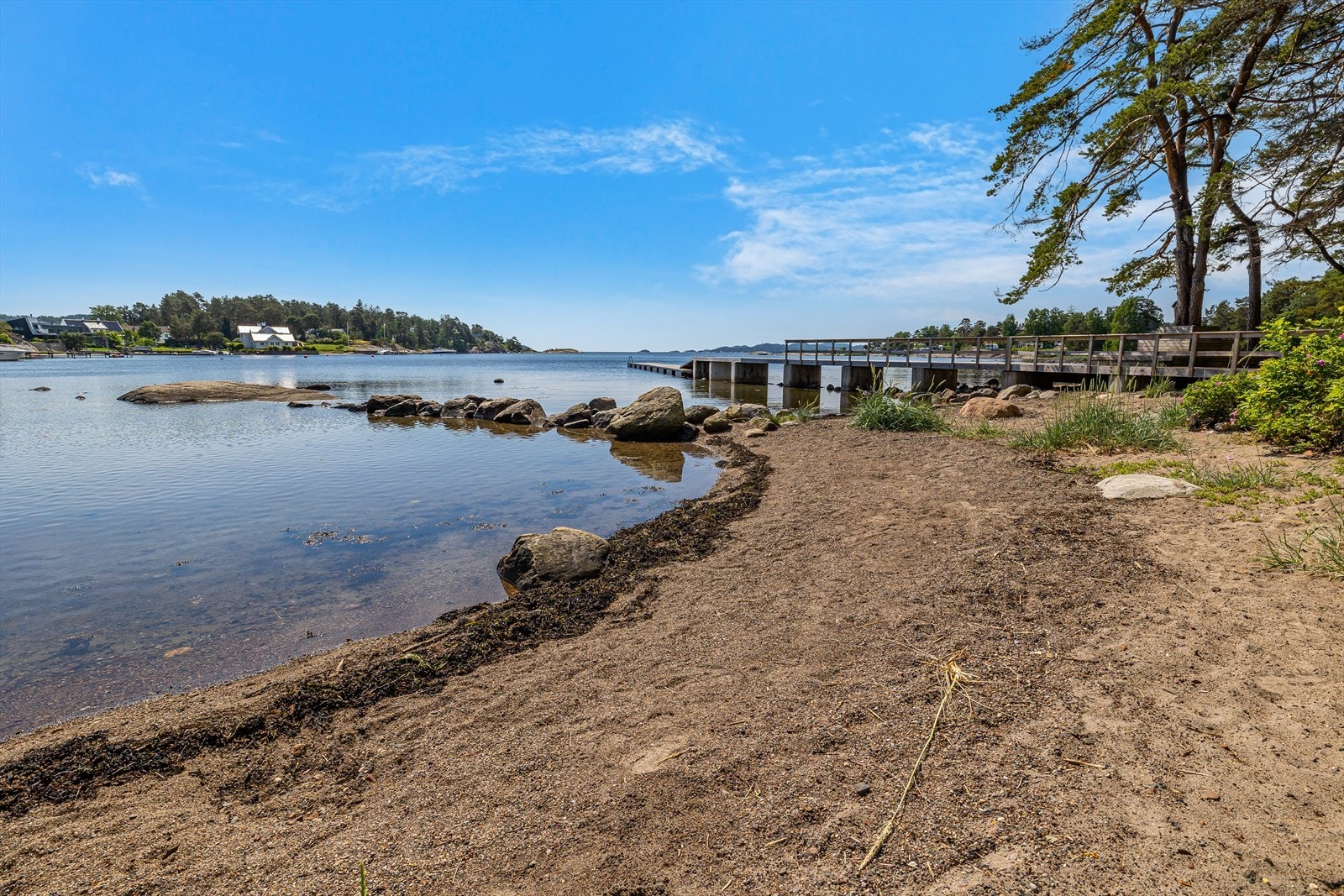 Innenfor umiddelbar nærhet finner en flere badestrender, fiskemuligheter samt idylliske turområder langs vakker skjærgård. For den turglade sjel starter turen like ved boligen, og her har man mulighet til å ta morgenbadet før frokost. Galleribilde