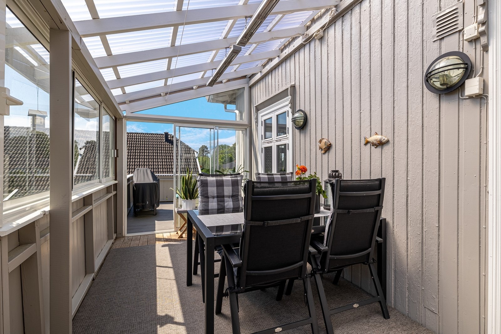 Eiendommen er solrik og dette gjenspeiler seg i eiendommens flotte og ikke minst usjenerte uteplasser. Galleribilde