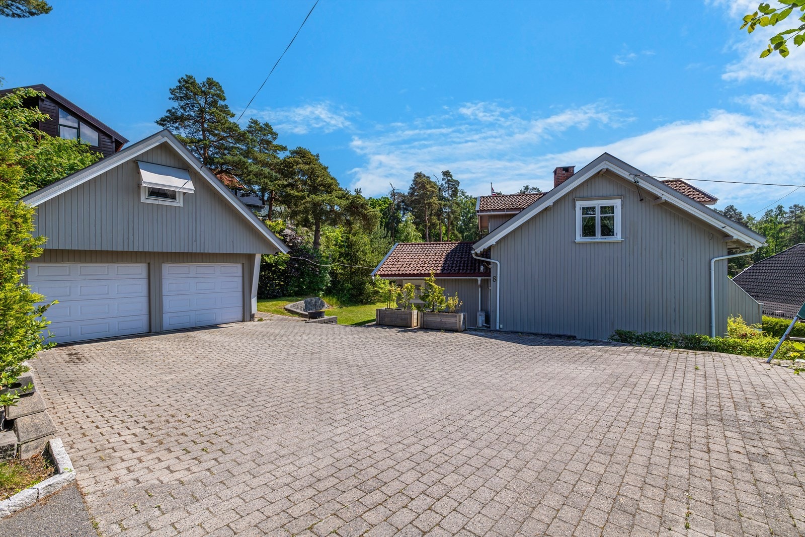 Fin og ryddig gårdsplass med beleggningsstein. Galleribilde