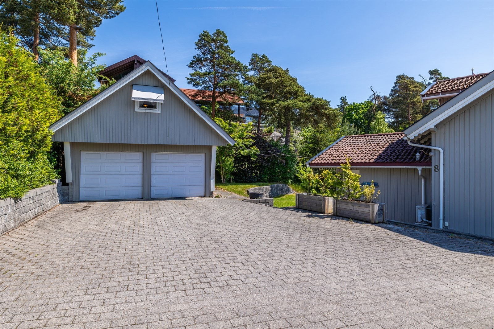 Flott dobbelgarasje med innredet loft. Galleribilde