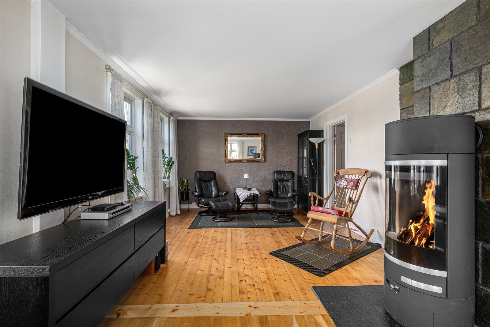 Hyggelig peisovn sentralt plassert i stuen. Galleribilde