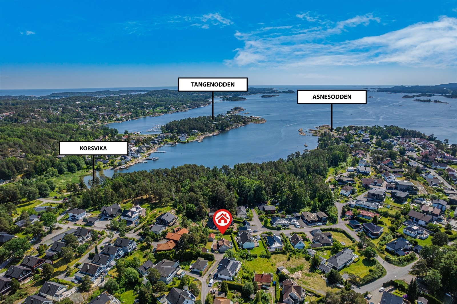 Eiendommen ligger i et idyllisk område på Asnes i Sandefjord kommune, med umiddelbar nærhet til sjøen, flere badeplasser og et rikt båtliv. Galleribilde