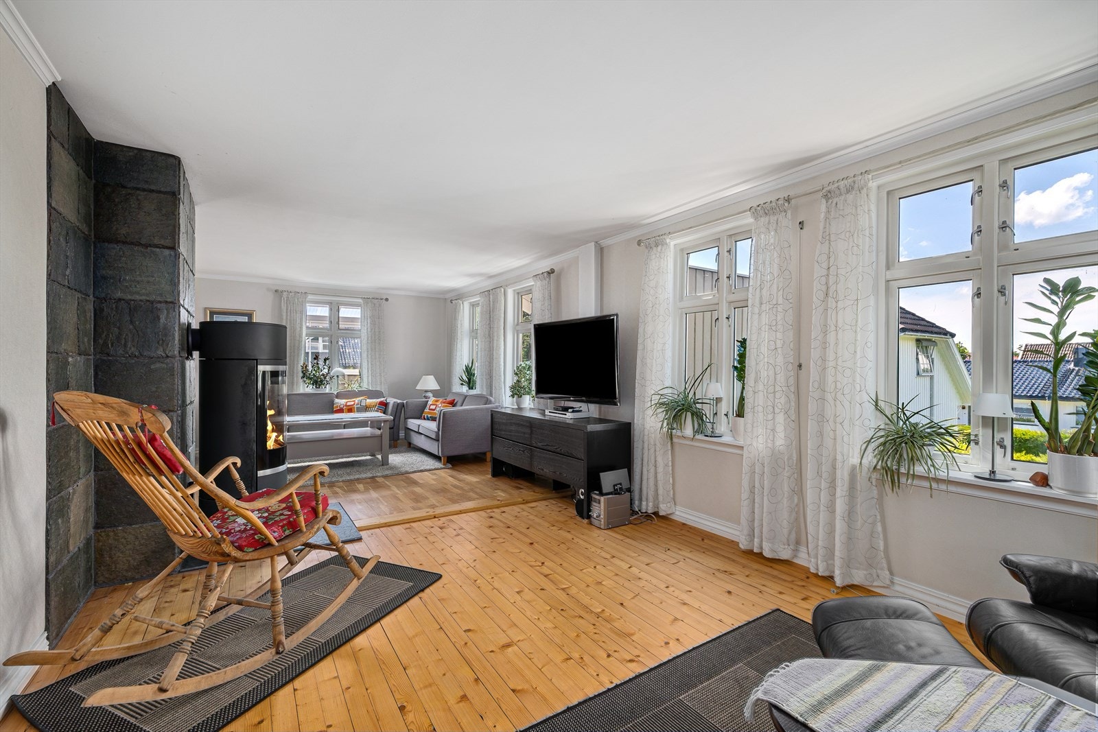 Boligens stue i 1. etasje utgjør et stort rom hvor store vindusflater, masse lys og herlig romfølelse dominerer inntrykkene. Galleribilde