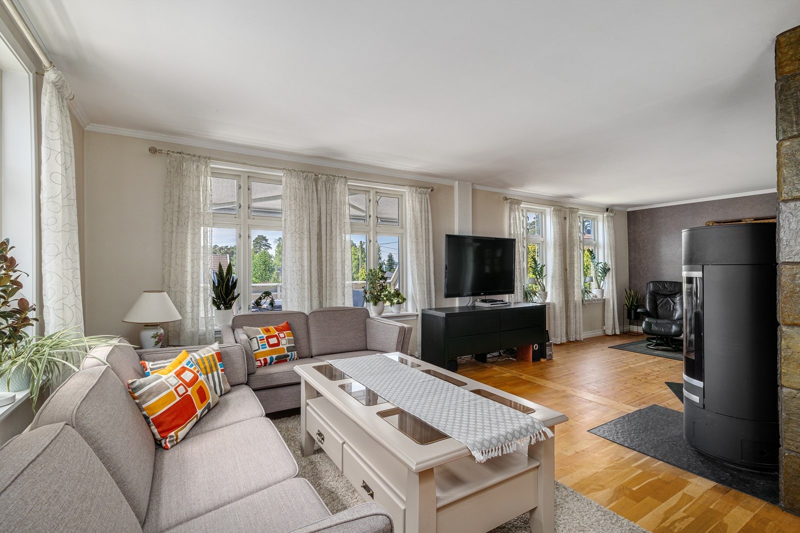 Rommet er også svært lyst med masse lysinnslipp fra vinduer. Galleribilde