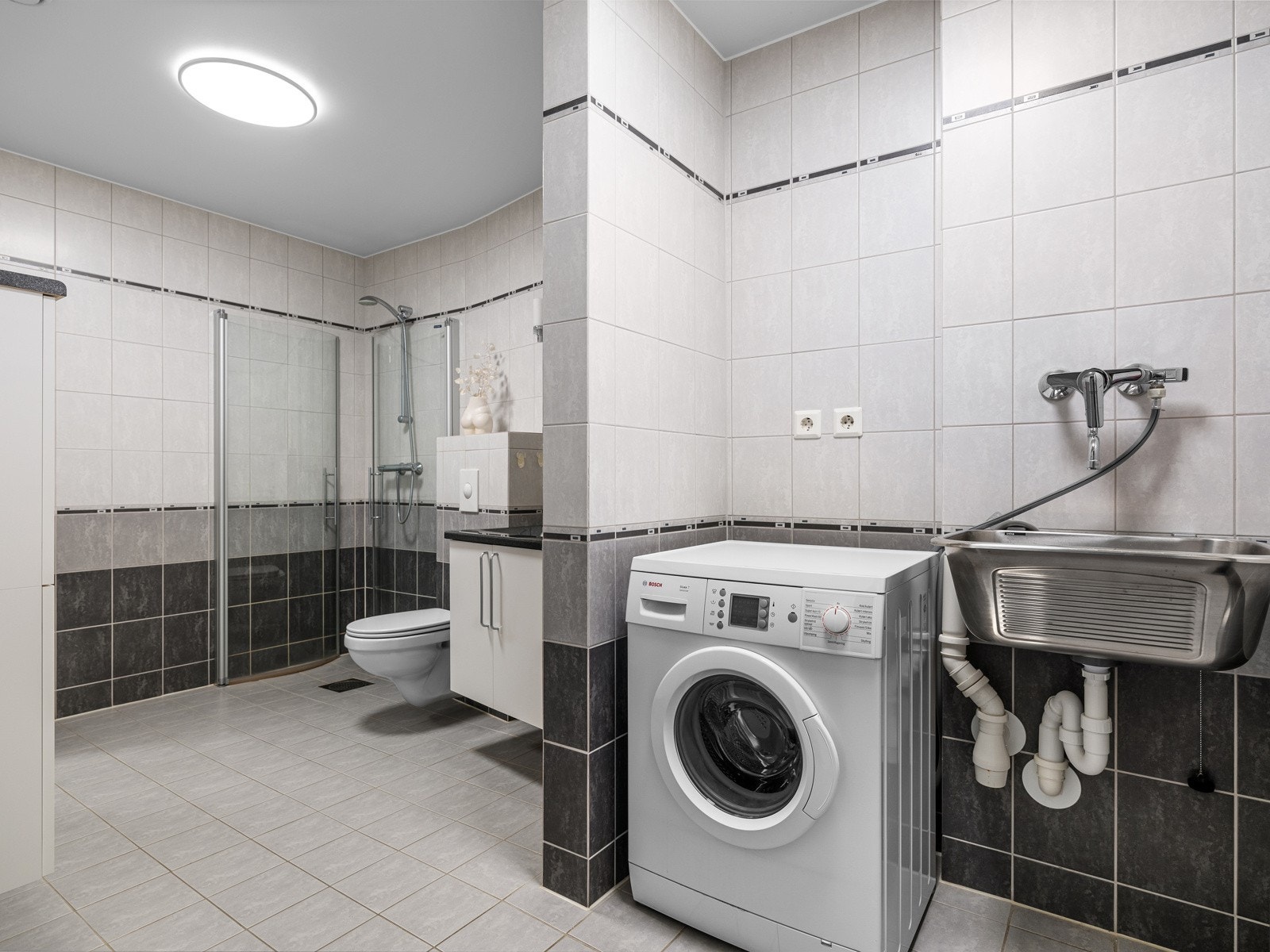 Av våtrom har leiligheten et romslig bad/vaskerom. Badet er helfliset og har såklart gulvvarme. Galleribilde