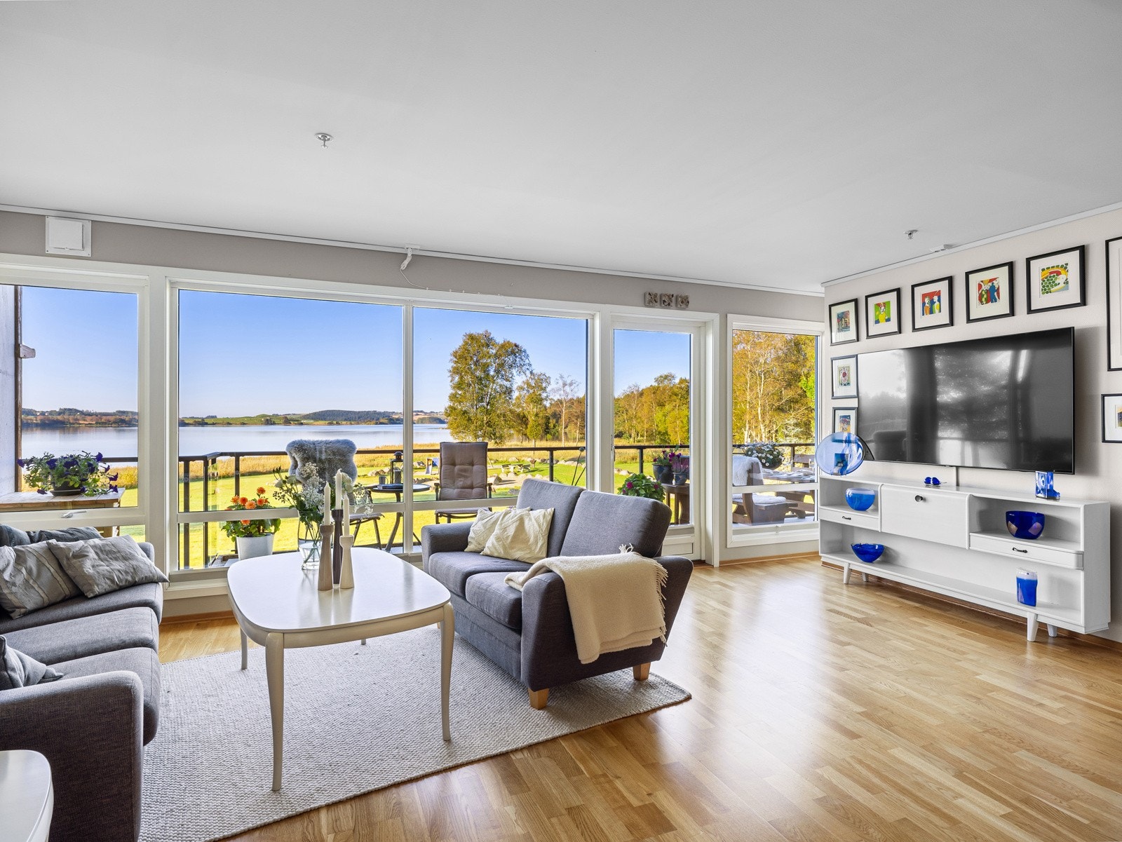 En glassdør fører ut til den overbygde balkongen, en herlig romforlengelse i sommerhalvåret. Galleribilde