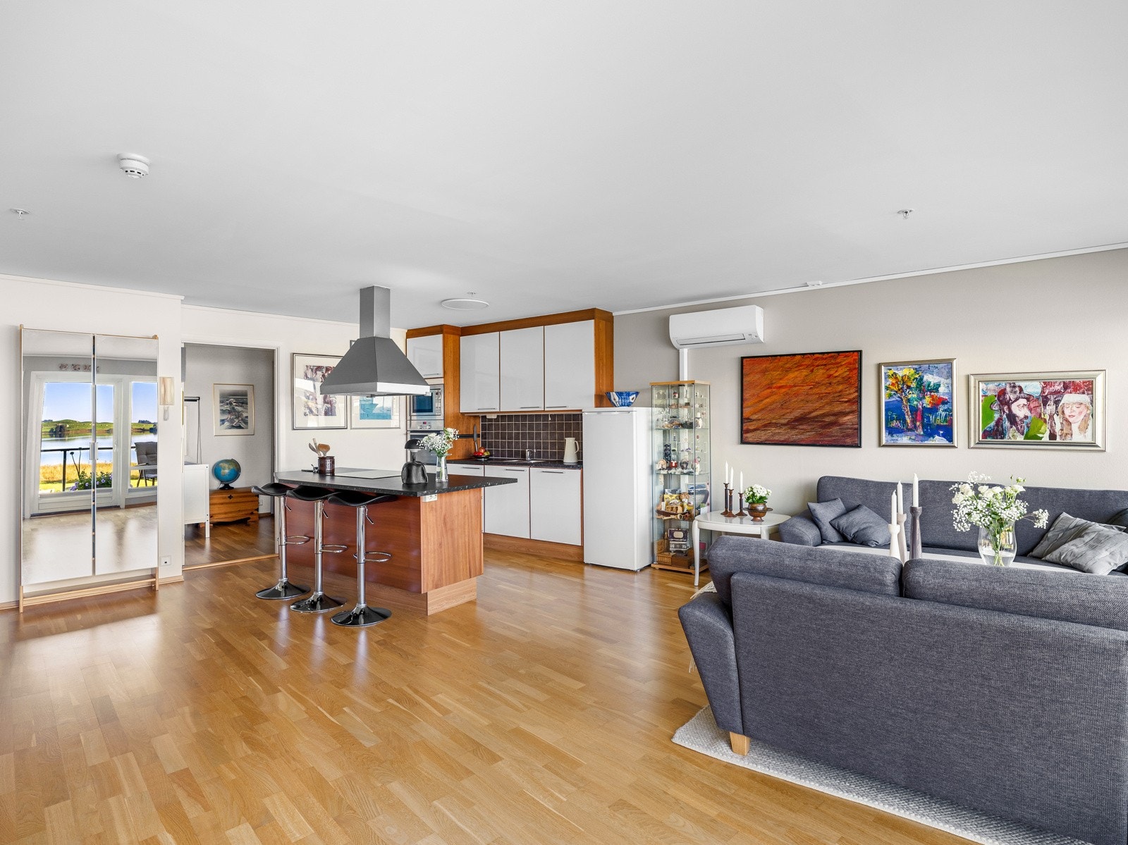 I stuen er det varmepumpe som sikrer godt inneklima året rundt. Galleribilde