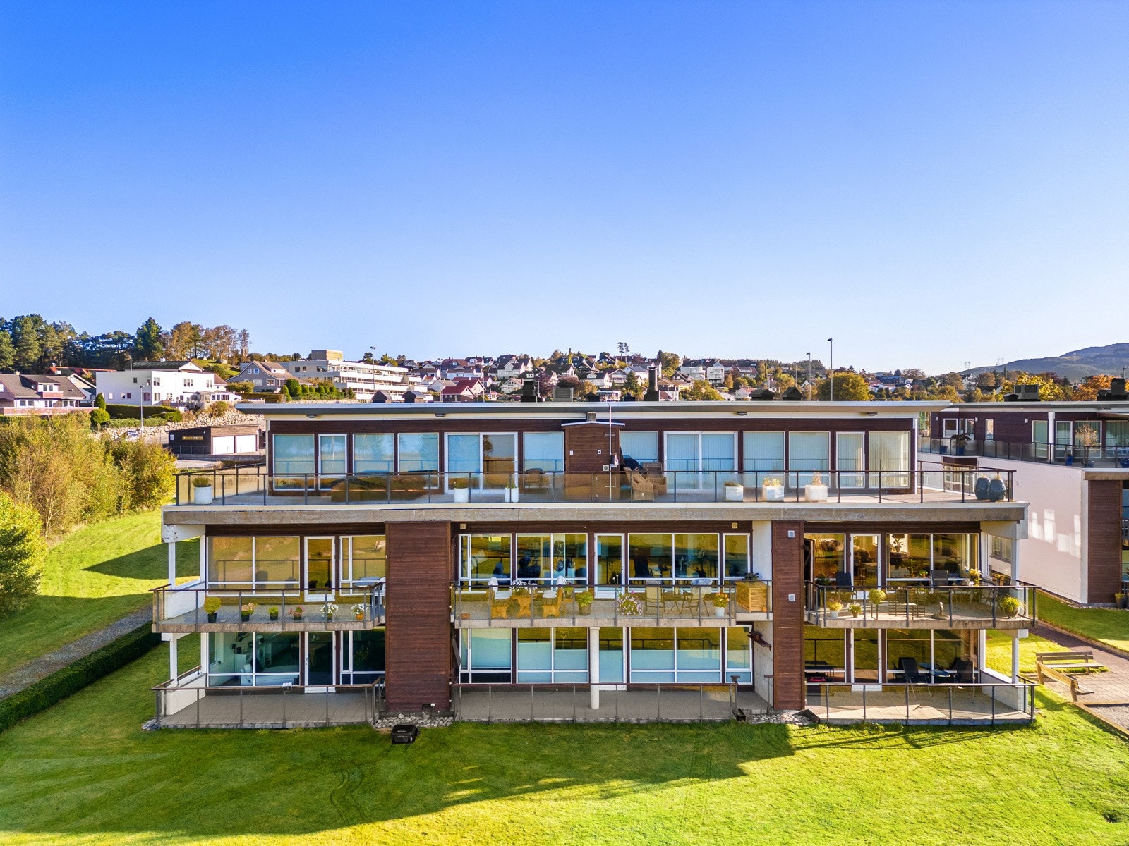 Leilighetsblokken har en tiltalende og moderne fasade. Galleribilde