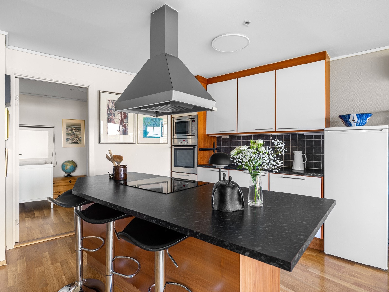 Kjøkkeninnredningen har hvite, slette fronter og mørk benkeplate med nedfelt oppvaskkum. Galleribilde