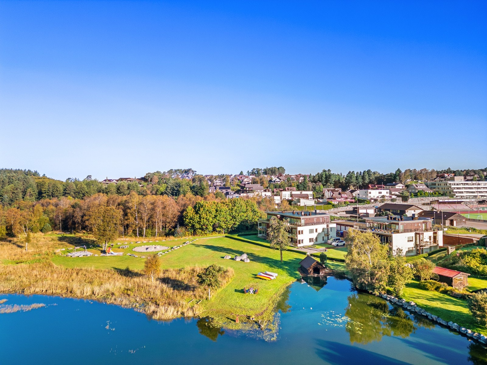 Kvernaland sentrum kan by på dagligvarehandel hos Kiwi og Coop Extra, apotek, frisør, bank og legesenter, m.m. Galleribilde