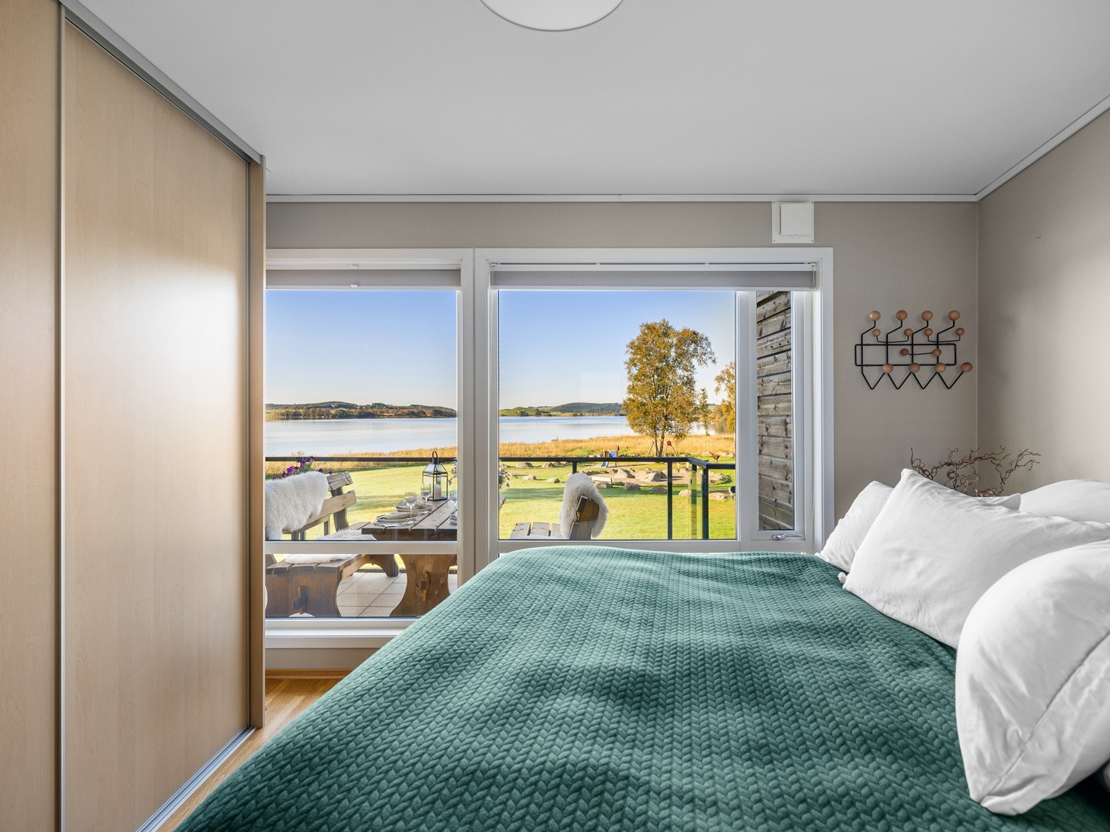 Videre er soverommet utstyrt med en stor skyvedørsgarderobe. Galleribilde