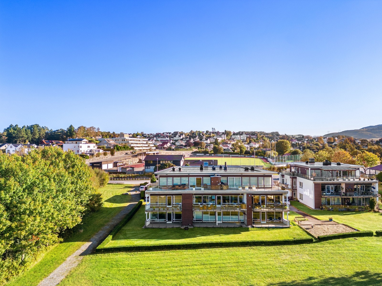 Fellesområdet er flott opparbeidet med store grøntarealer, sittegrupper, hekker og diverse beplantning. Galleribilde