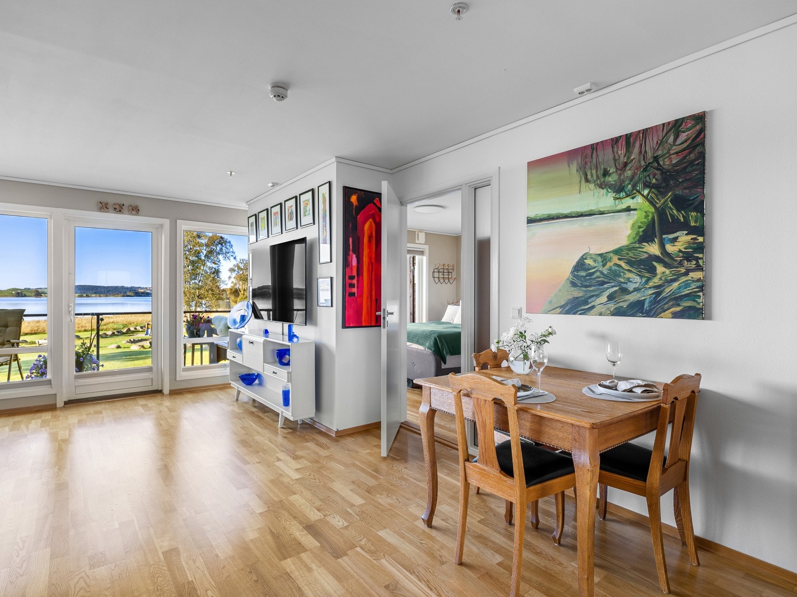 Planløsningen gjør det enkelt og møblere i ulike soner, med blant annet spisebord, sittegruppe og tv-møblement. Galleribilde