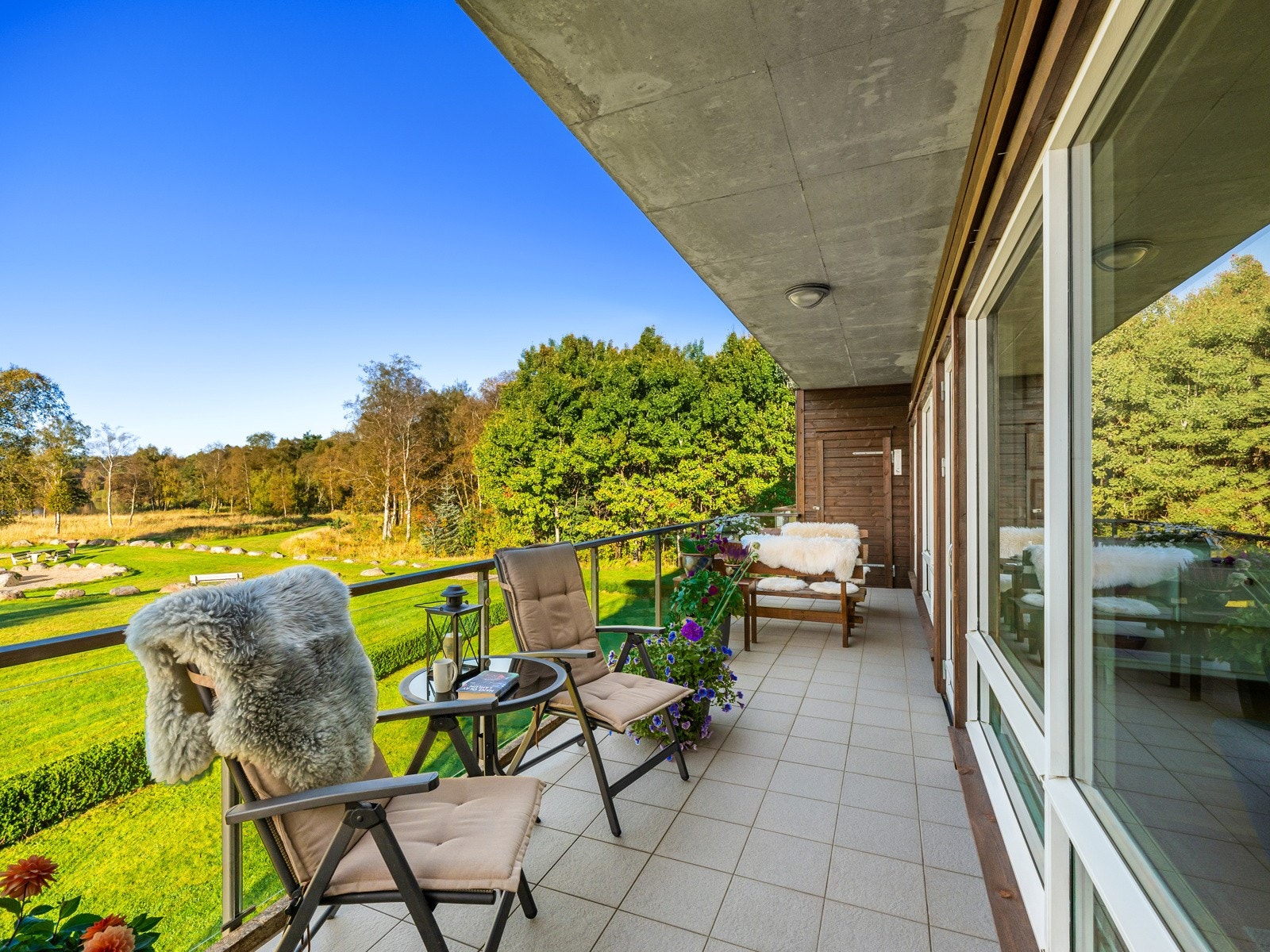 Balkongen er langstrakt og har plass til møblering i ulike soner. Galleribilde