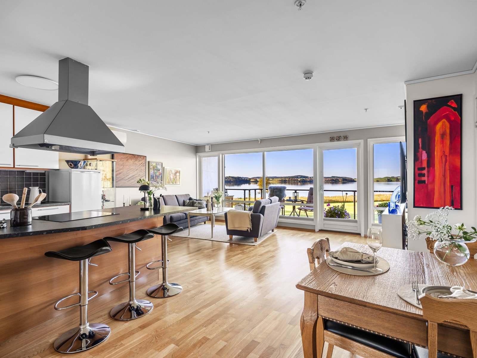 Stuen er lekker og svært romslig, med store vindusflater som slipper inn godt med dagslys. Galleribilde