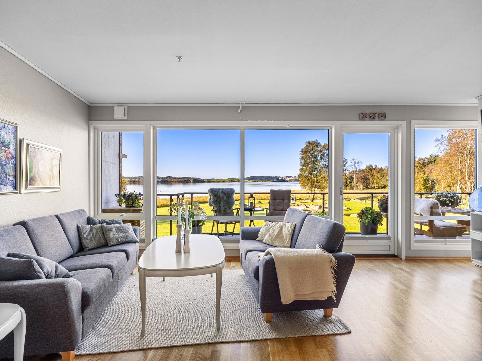 På balkongen er det glassrekkverk, noe som gjør at utsikten også kan nytes fra stue/kjøkken. Galleribilde