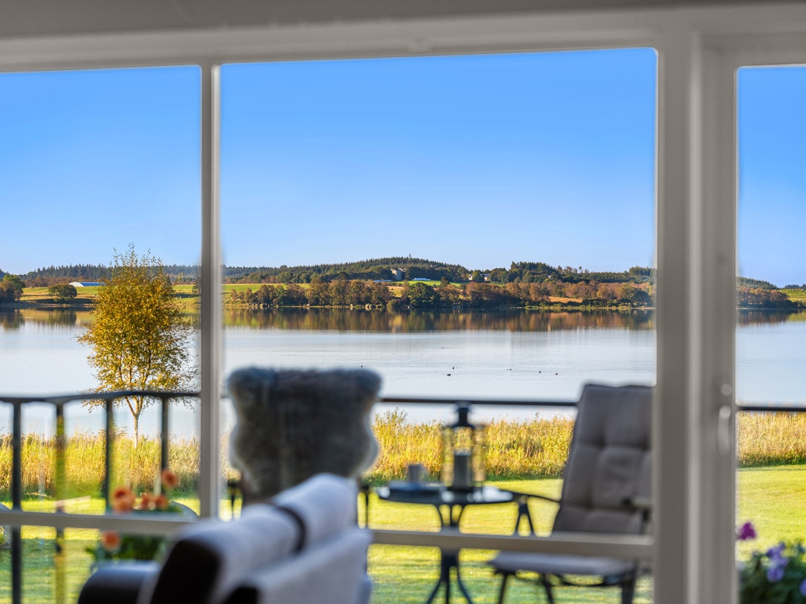 Her bor man sentralt til i et naturskjønt område, like ved skoler, butikk, badeplass og Frøylandsvatnet. Galleribilde