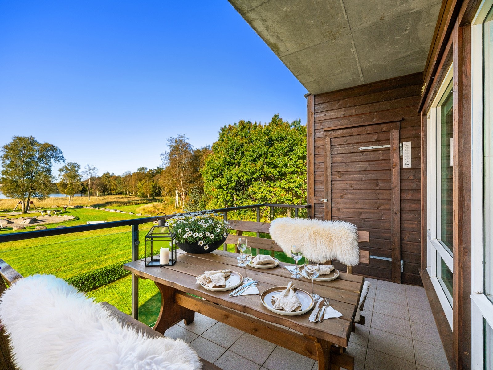 I tilknytning til balkongen har man en praktisk putebod. Galleribilde