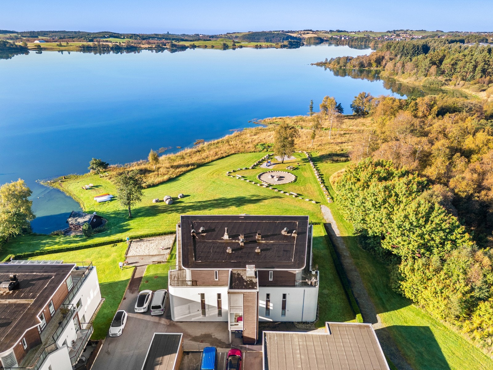 Eiendommen ligger med kort avstand til flotte turområder rundt Stemmen og Frøylandsvannet med den nye bruen Midgardsormen over til Njåskogen. Galleribilde