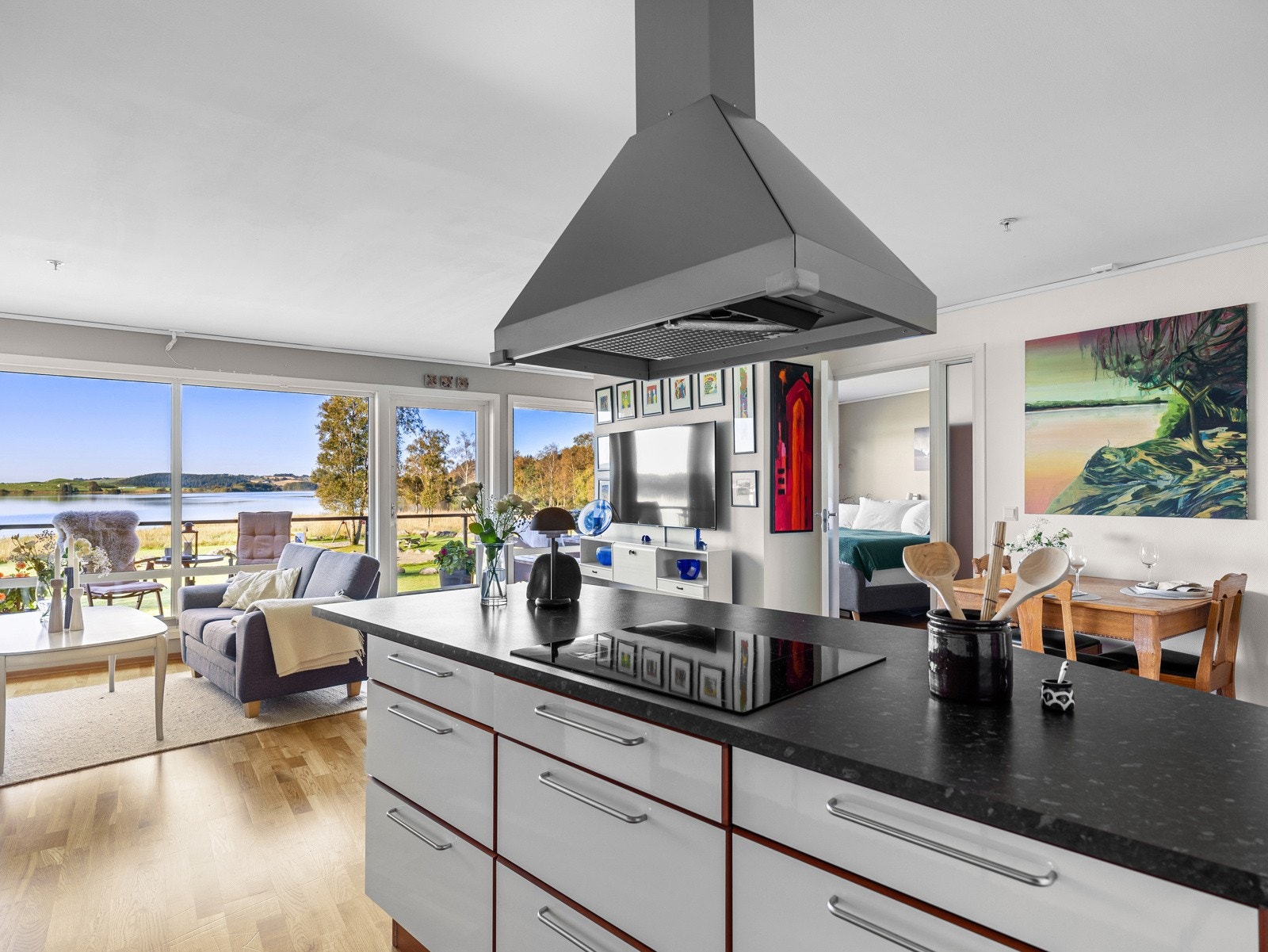 En herlig kjøkkenløsning med mye lysinnslipp fra store vindusflater. Galleribilde