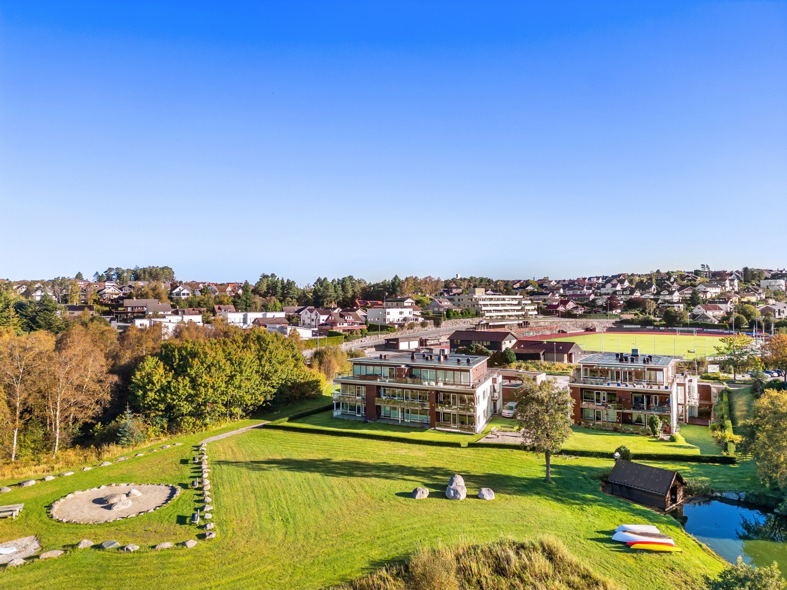 Gode skole- og barnehagetilbud i kort avstand fra boligen med blant annet Kvernaland barnehage, Frøyland barnehage, Frøyland skule og Frøyland Ungdomskule. Galleribilde