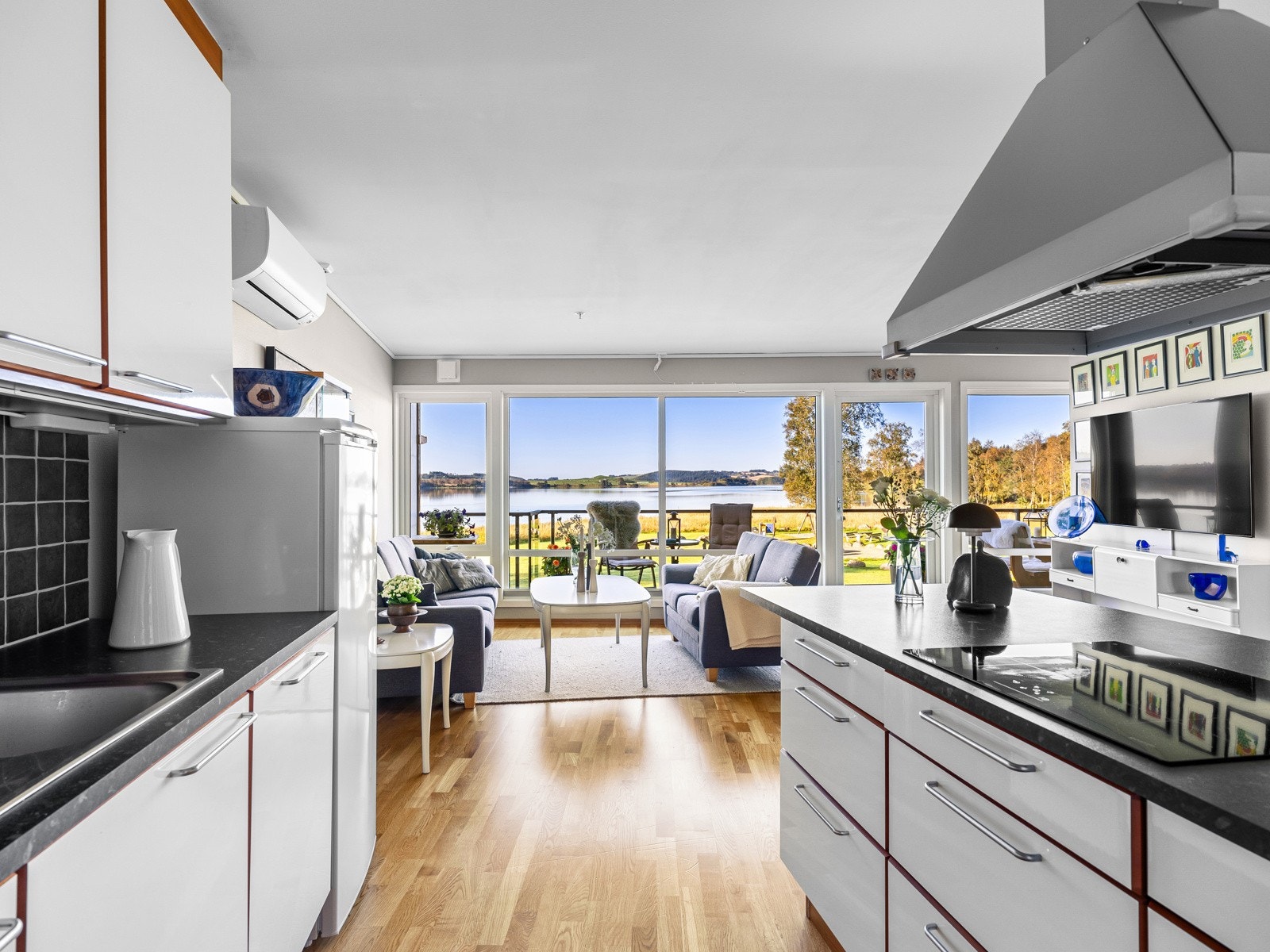 Av hvitevarer har kjøkkenet integrert platetopp, stekeovn, oppvaskmaskin og micro. Det er ellers tilrettelagt for frittstående kjøleskap. Galleribilde