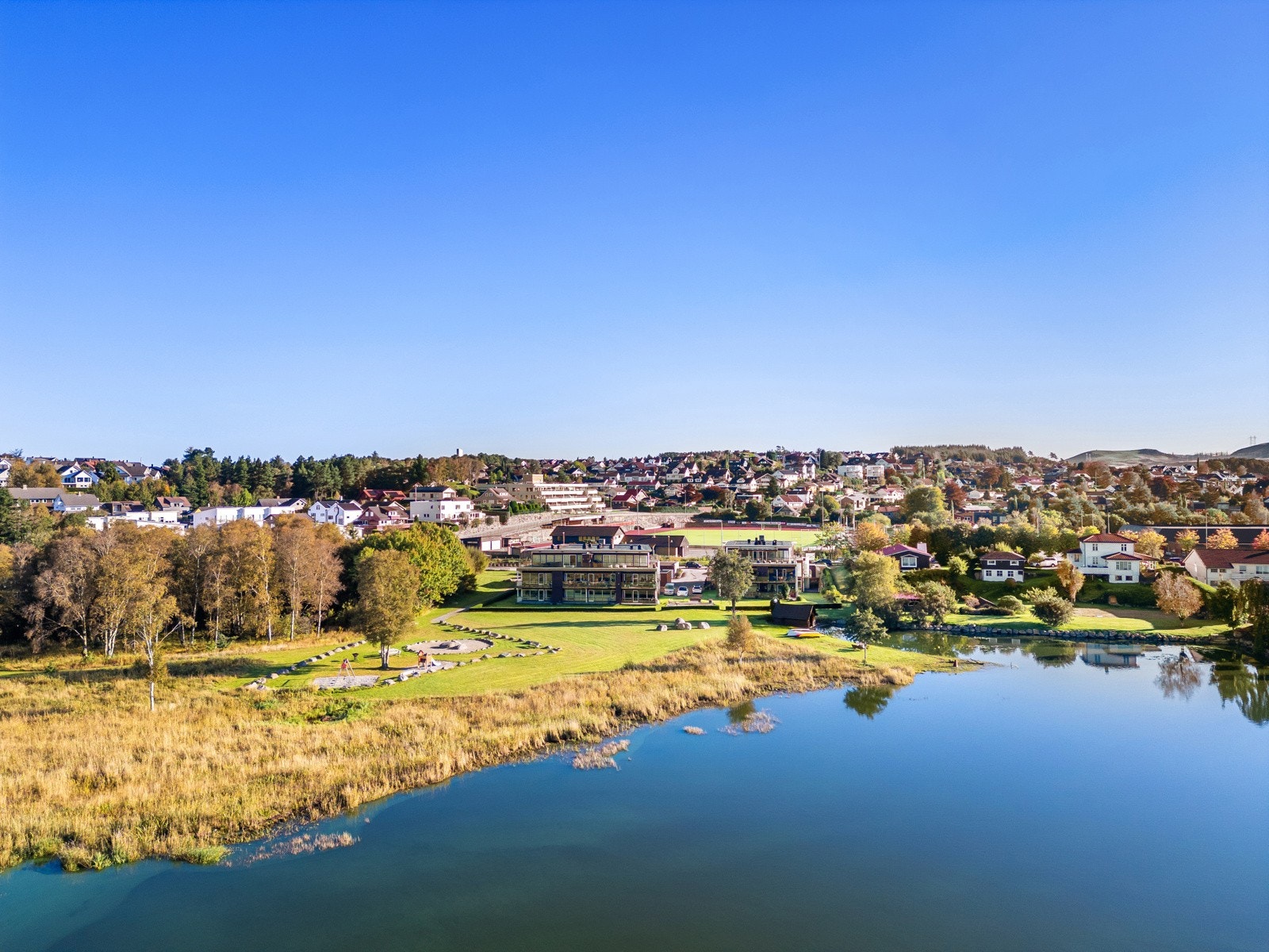 Tilbud om offentlig transport til Sandnes og Bryne, med bussholdeplass ved hovedveien og togstopp for lokaltog på Øksnevadporten. Galleribilde