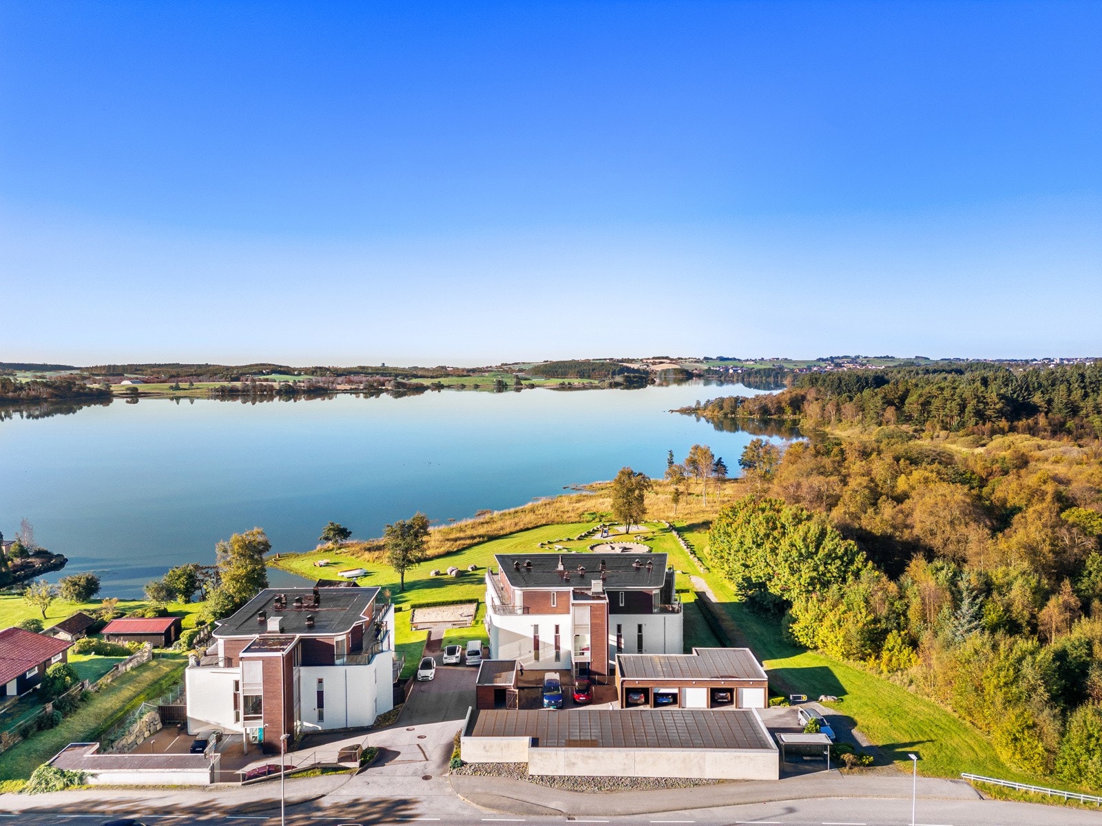 Ved Stemmen har man tilgang til flotte friområder med blant annet herlig grillplass, gapahuk, lekeplasser, sandstrand og badeplass med trivelig brygge. Galleribilde