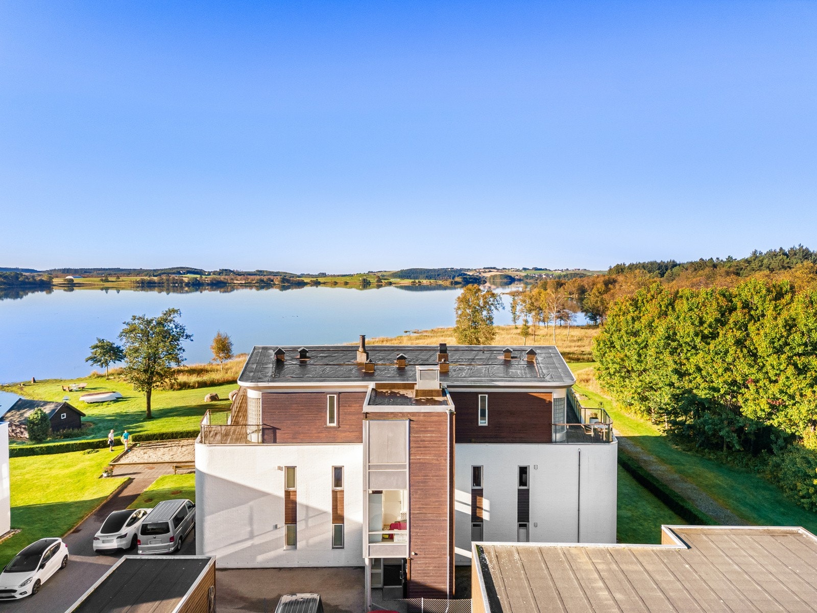Den flotte Frøyland og Orstad kyrkje ligger heller ikke langt ifra eiendommen. Her er det et aktivt arbeid for både barn, ungdom og voksne, samt et rikt konserttilbud. Galleribilde