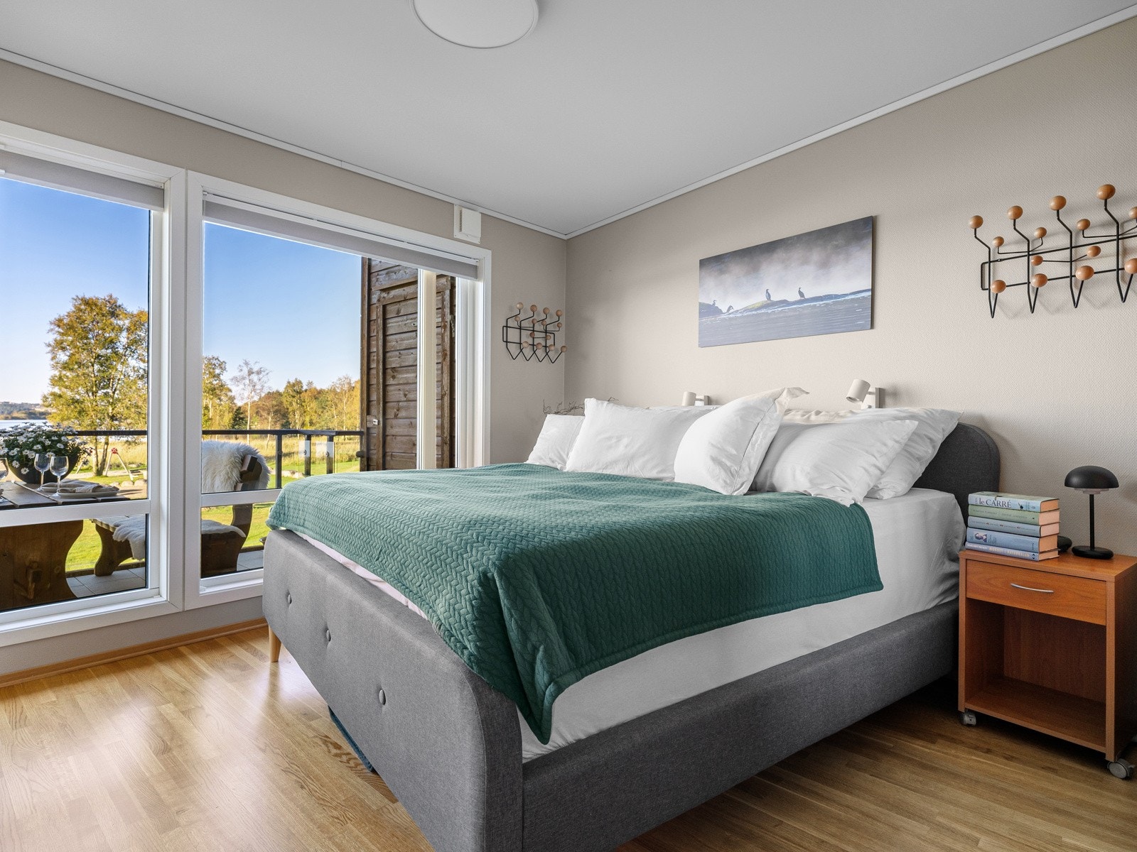 Leiligheten har ett soverom. Soverommet er av god størrelse med plass til dobbeltseng og nattbord på begge sider. Galleribilde