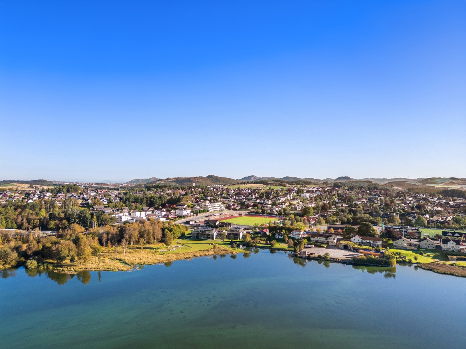 Ønsker man å benytte de store servicetilbud og kjøpesentre som både Bryne, Klepp eller Sandnes kan tilby, er alt dette tilgjengeling innen ca. 12 minutters biltur. Galleribilde
