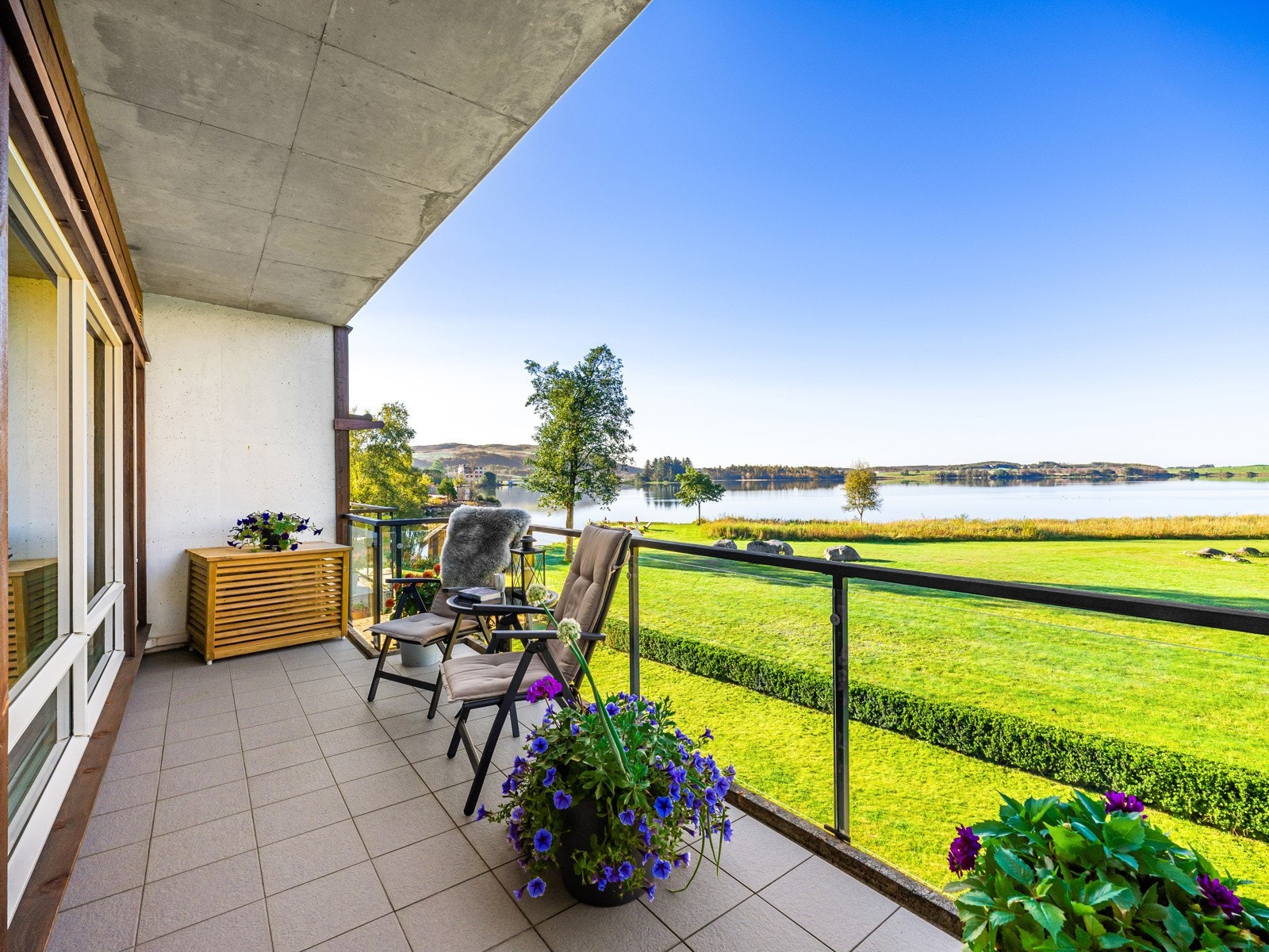 Varme dager kan nytes på en romslig og overbygget balkong som måler ca. 19 kvm. Galleribilde