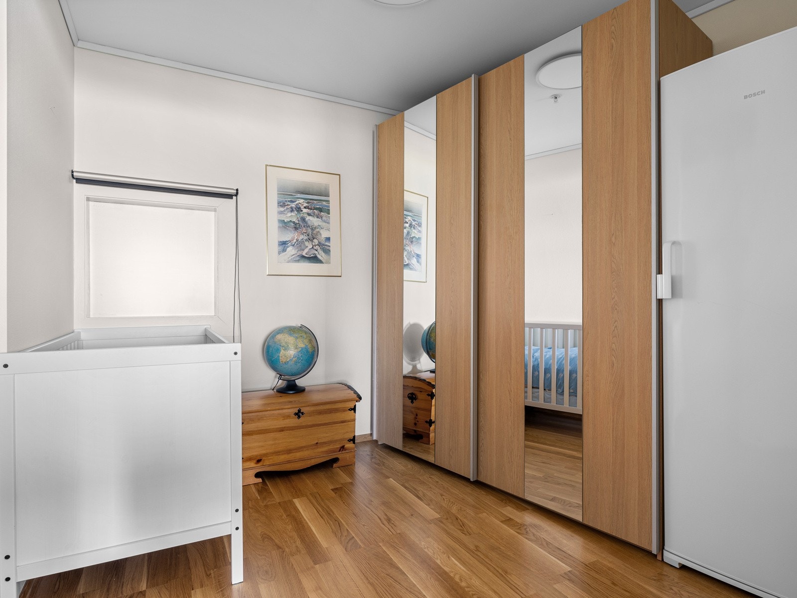 Leiligheten har også et praktisk kontor/arbeidsrom som man kan bruke for ekstra lagringsplass, samtidig som man har plass til kontorpult. Galleribilde