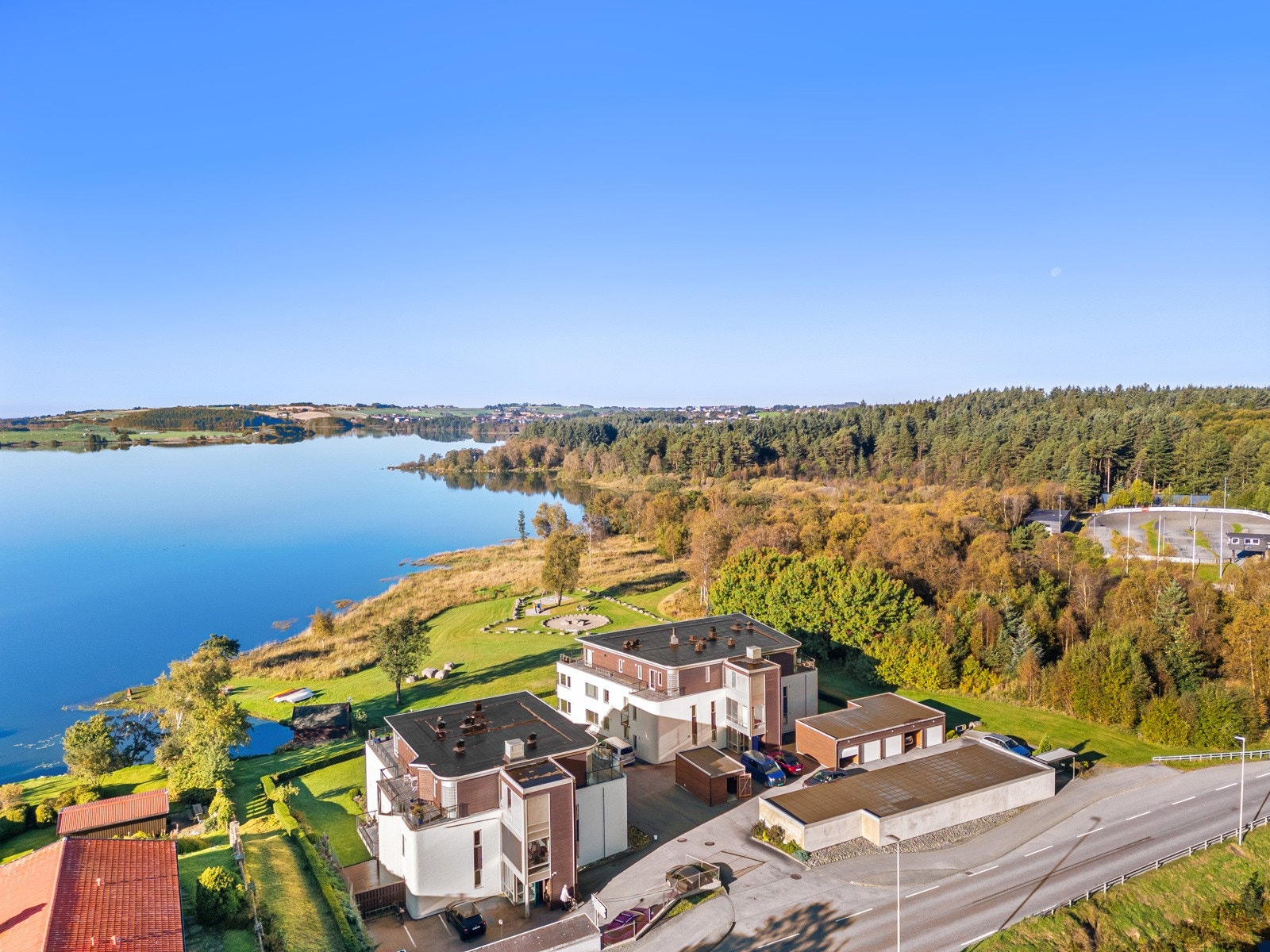 Et populært område som brukes flittig til tur og trening. Her finner man blant annet turløyper i ulike lengder, lysløyper og grusveier tilpasset de fleste. Galleribilde