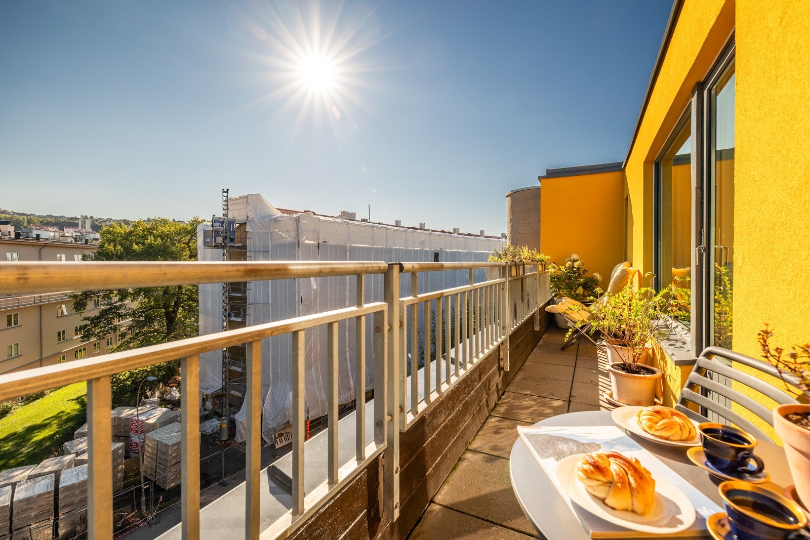 Leiligheten ligger i toppetasjen, noe som gjør at terrassen har gode solforhold året rundt. Galleribilde