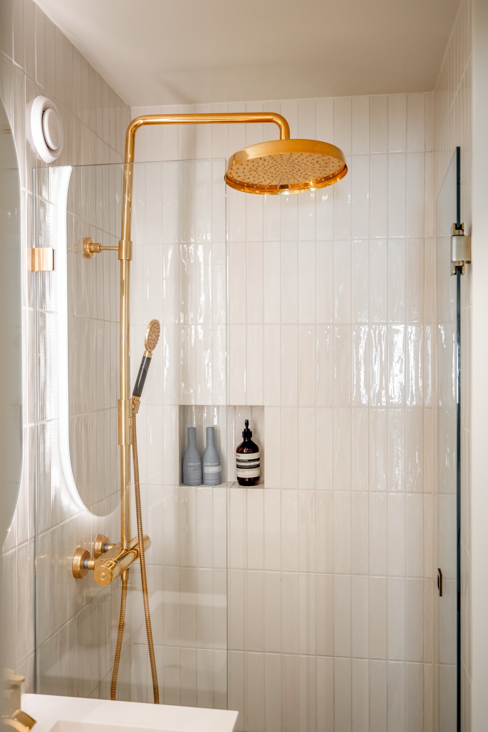 Romslig dujhjørne med praktisk nisje for oppbevaring av dusjprodukter. Galleribilde