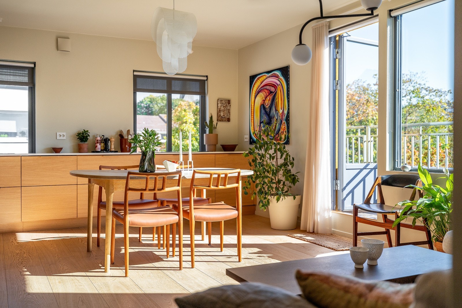 Stuen har et elegant fargepalett med vegger malt i den delikate fargen Oyster White, som gir et fleksibelt grunnlag for innredning. Galleribilde