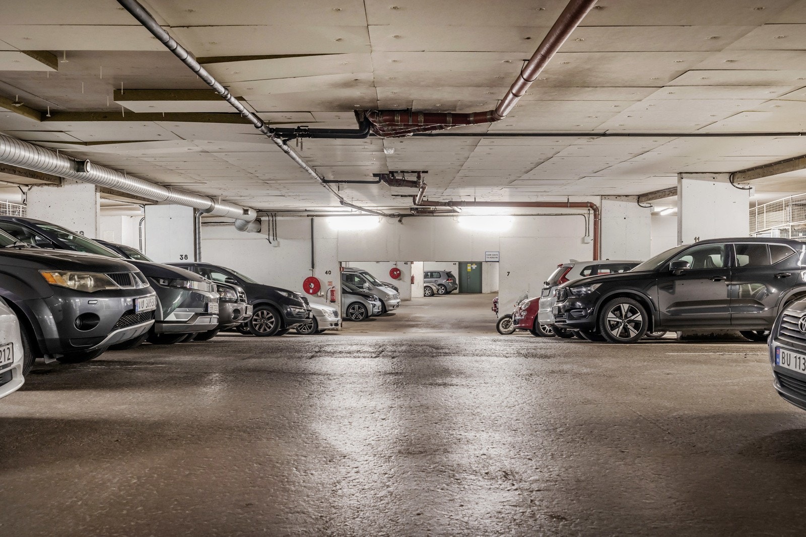 Mulighet for å leie p-plass i garasjen via borettslaget for ca. 750,- per måned. Noen plasser har el-lader. Galleribilde