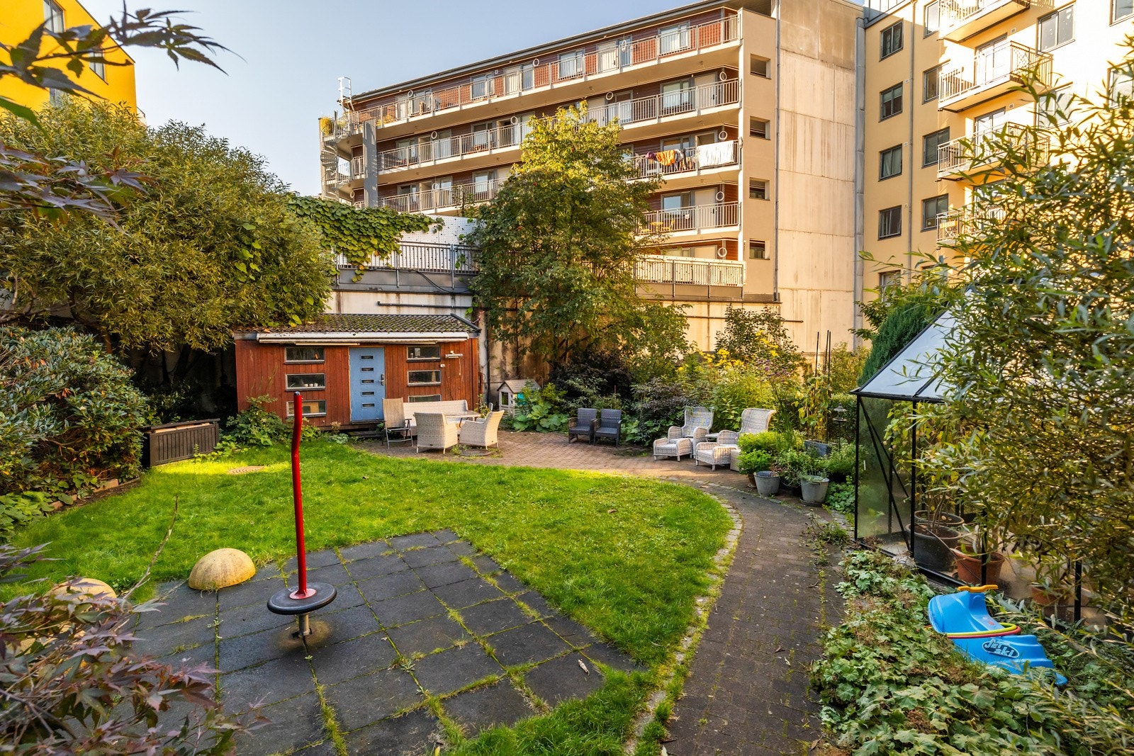 Flotte fellesområder med flere sitteplasser og drivhus. Galleribilde