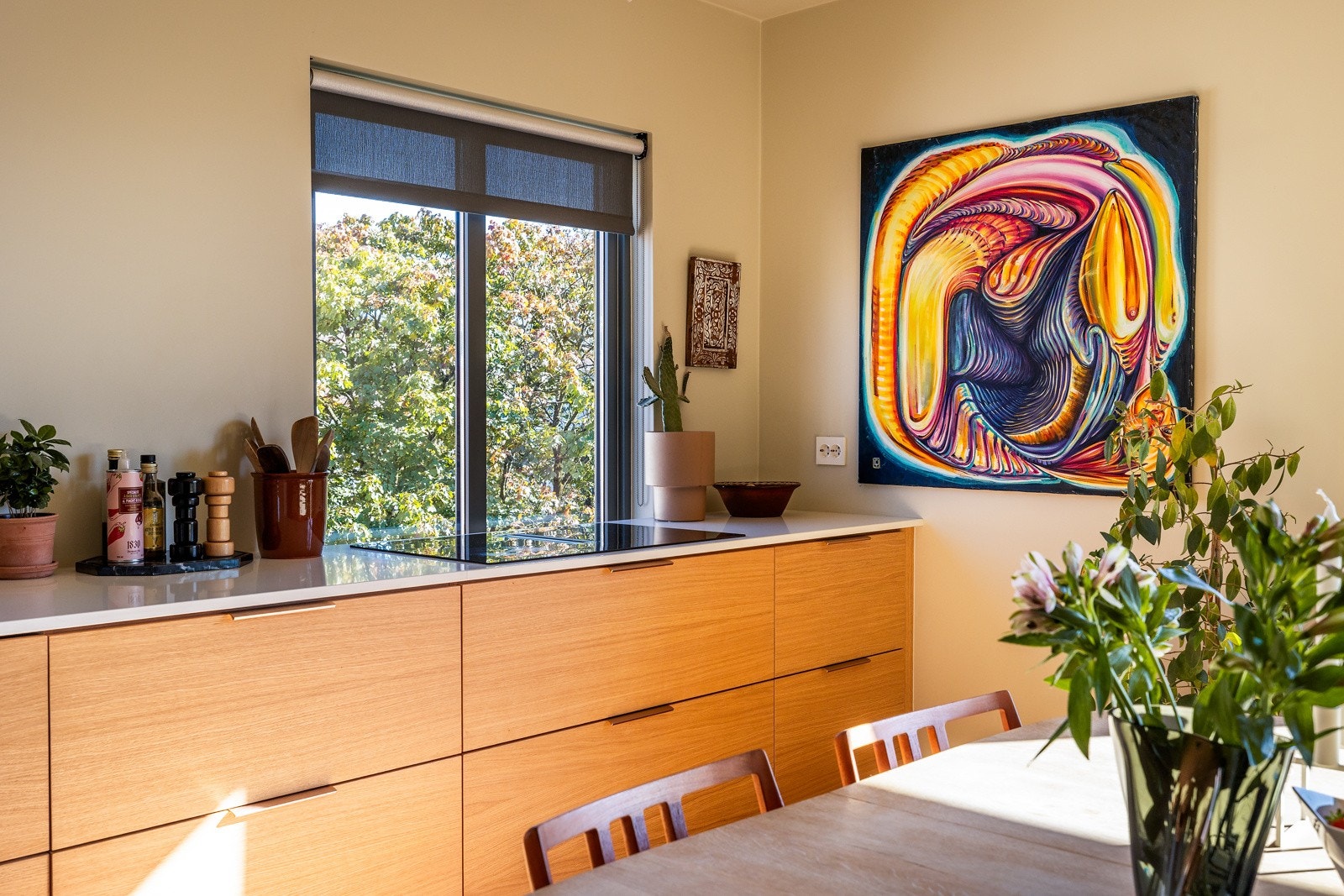 Alle hvitevarene er levert av AEG, inkludert en induksjonstopp med integrert ventilator. Galleribilde