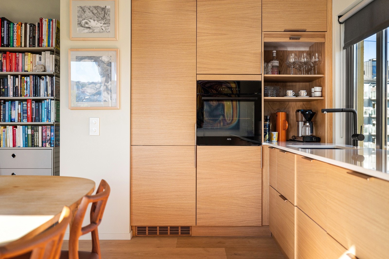 Benkeplaten er en Silestone Ariel i kompositt, levert av Sigvartsen steinindustri, med underlimt vask og et stilrent blandebatteri fra Blanco i antrasittgrå farge. Galleribilde