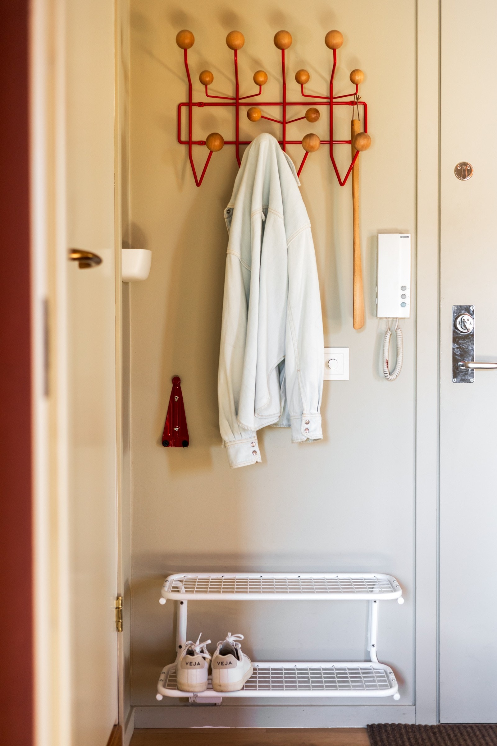 Veggene er malt i den elegante fargen Urban Putty, og gulvet er belagt med herdet tregulv med varmefolie for ekstra komfort. Galleribilde