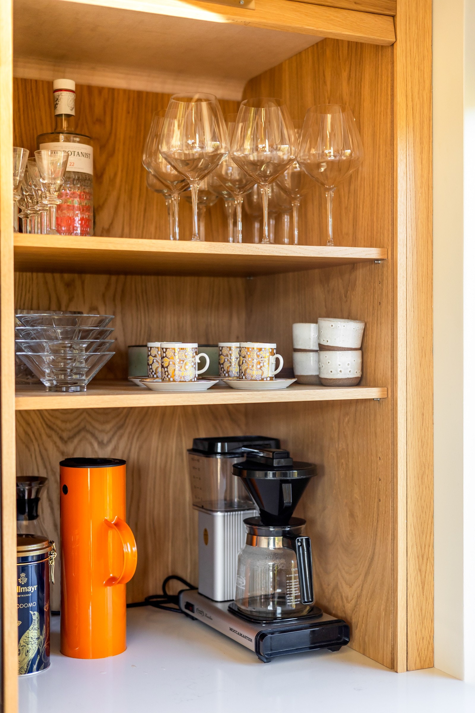 Praktiske hyller, perfekt for å sette bort kaffemaskin og lignende. Galleribilde