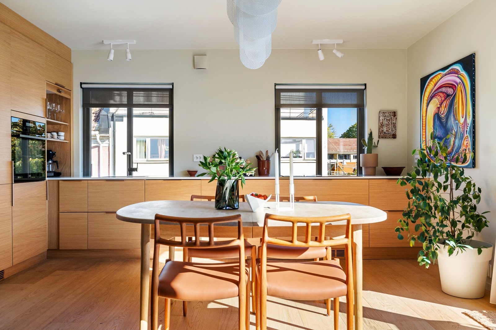 Moderne norskprodusert kjøkken fra 2022 av høy kvalitet fra Nygaard, i serien Vangen, utført i eik med klarlakk og leveres med 20 års garanti. Galleribilde