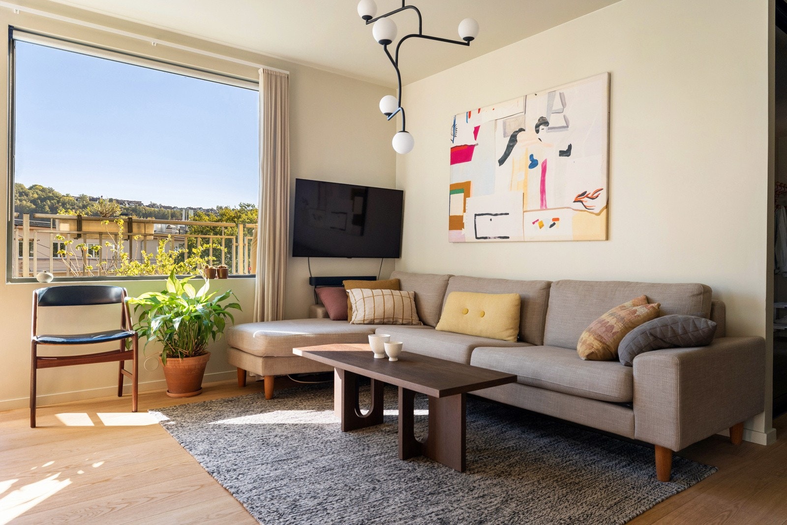 God plass til sofagruppe med tilhørende møblement. Galleribilde