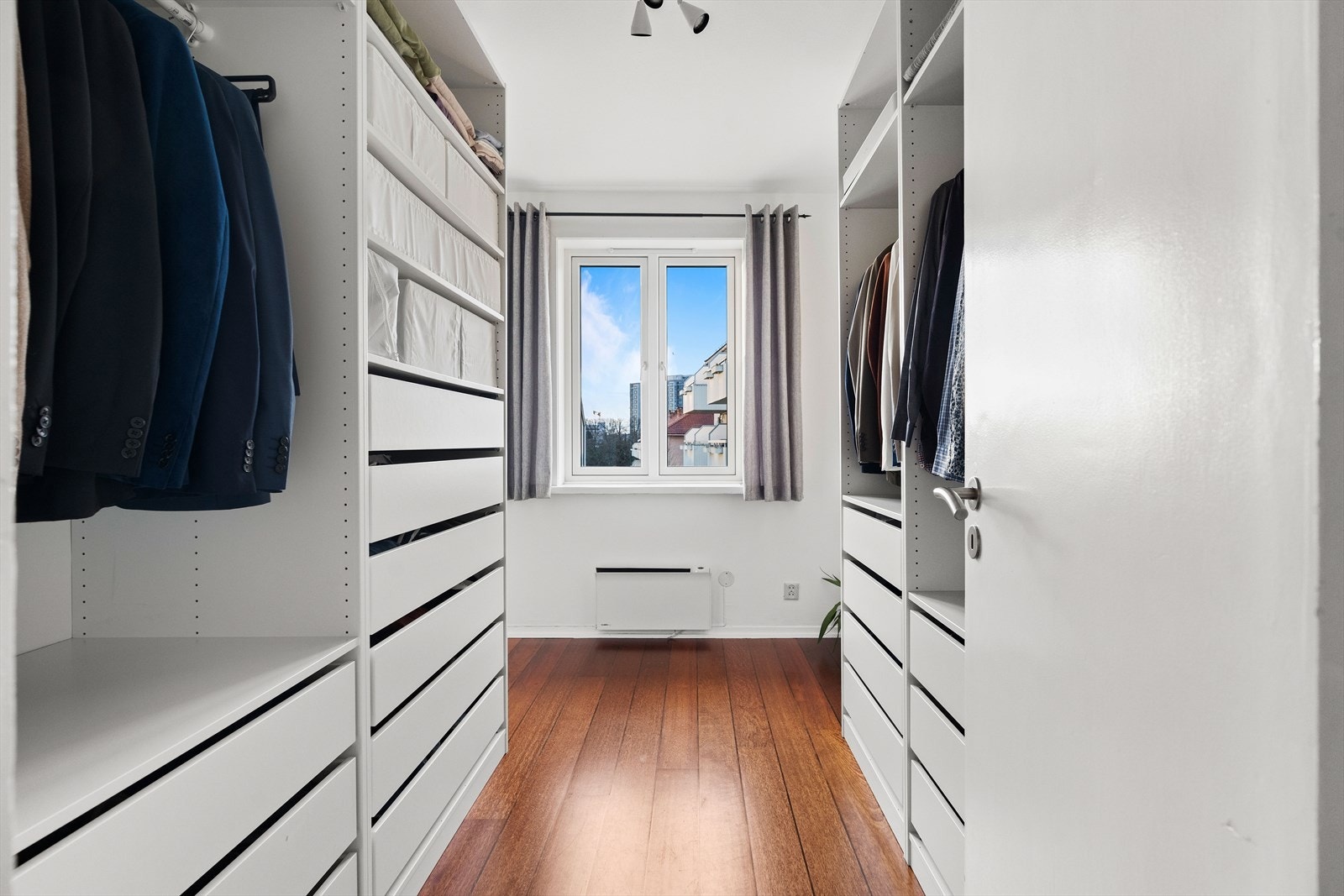 Soverom nr. 2 fungerer i dag som et omkledningsrom, med mye lagringsplass i stor garderobe. Galleribilde