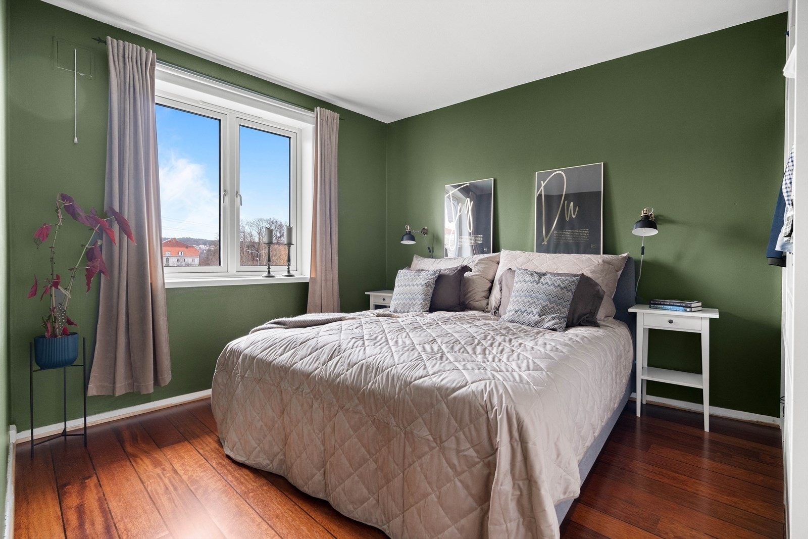 Hovedsoverommet har god plass til dobbeltseng med tilhørende nattbord. Galleribilde