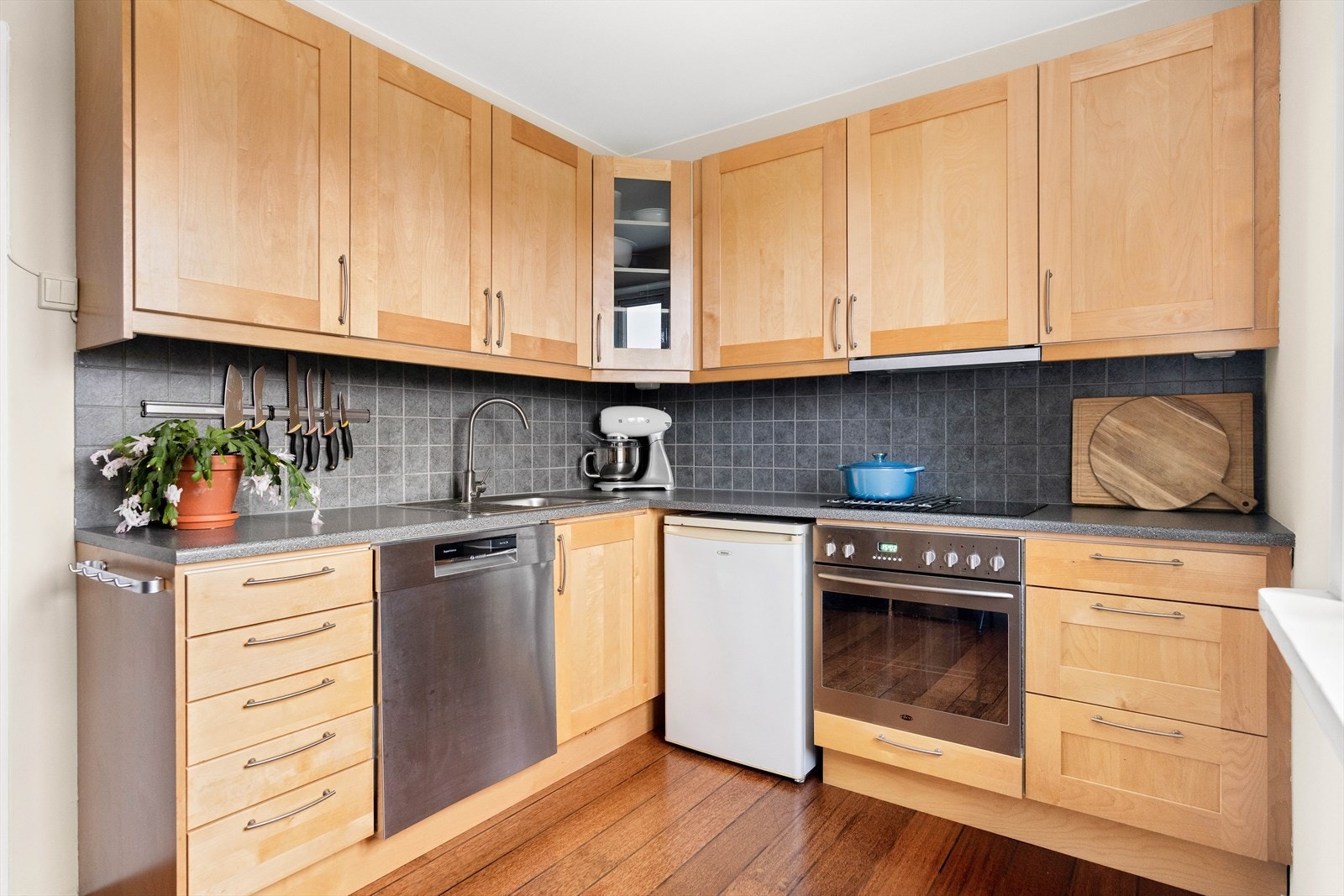 Kjøkkenet er separat, og har en innredning med glatte fronter fra 2004. Galleribilde