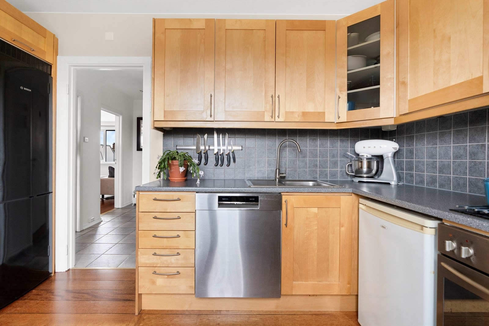 Det er opplegg for oppvaskmaskin (2016), nisje for frittstående kjøle-/fryseskap samt en nisje for lite kjøleskap/fryser under kjøkkenbenken. Galleribilde