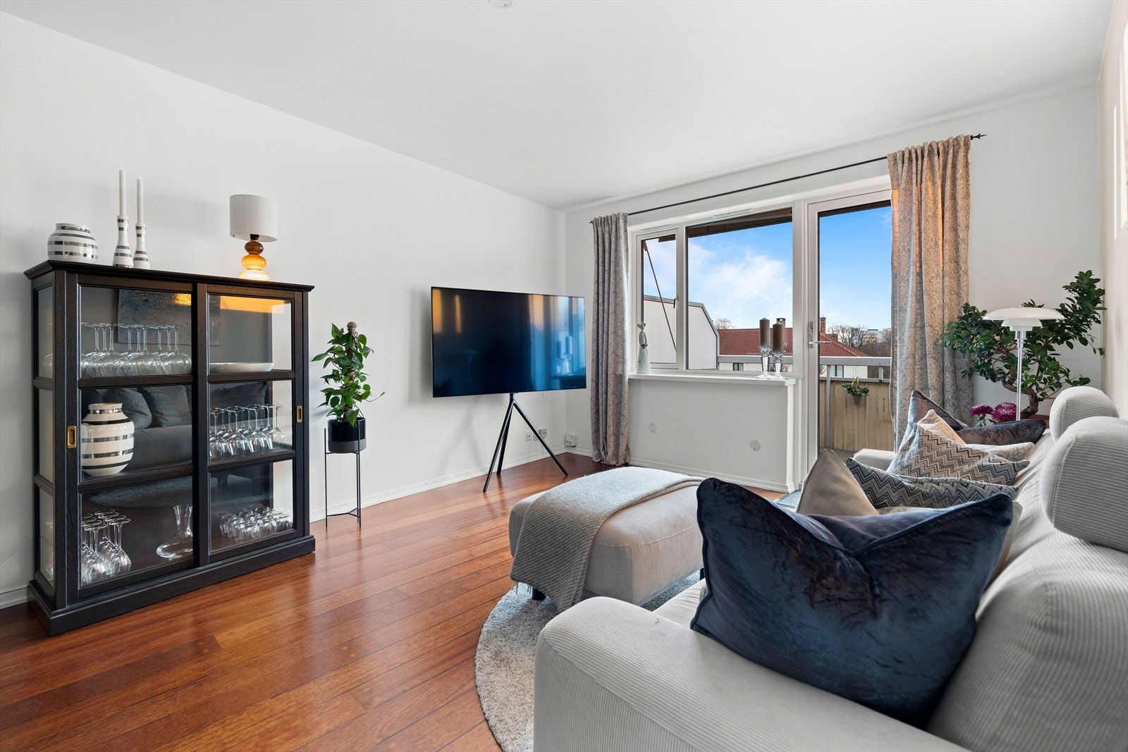 Rommet har lysmalte vegg- og takflater, og det er parkett på gulvet. Galleribilde